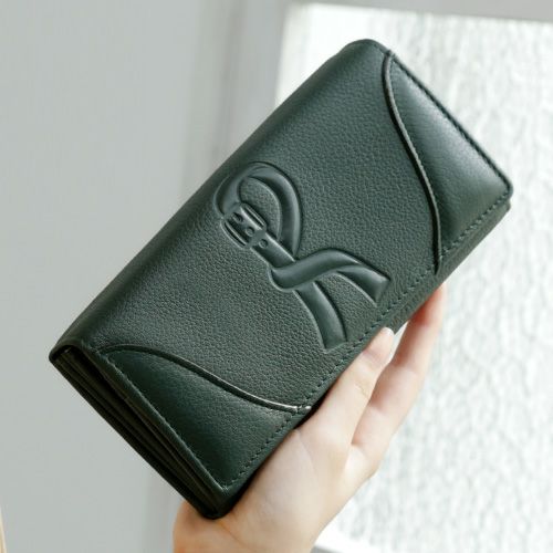 母の日に贈りたいおしゃれで人気のレディースブランドのお財布はRobertaのモアです