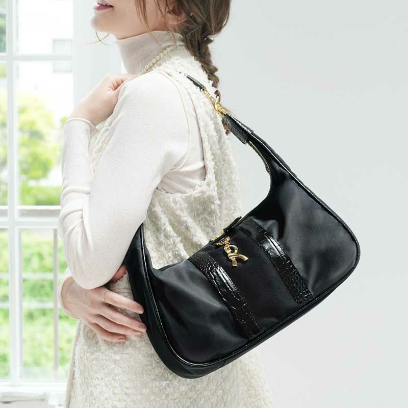 やっぱり“黒”が好き！ブラックショルダーバッグ25選｜最旬トレンド